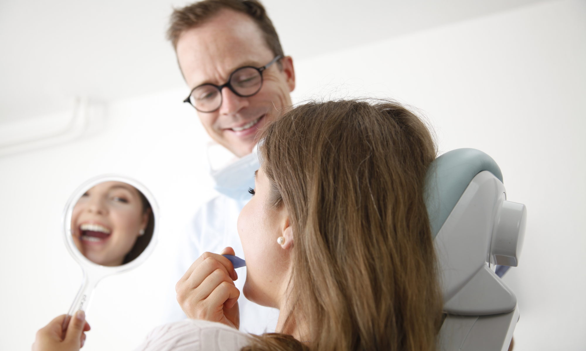 Gelbe Zähne (Zahnverfärbung): Ursachen, Risiken, Hausmittel, Therapien